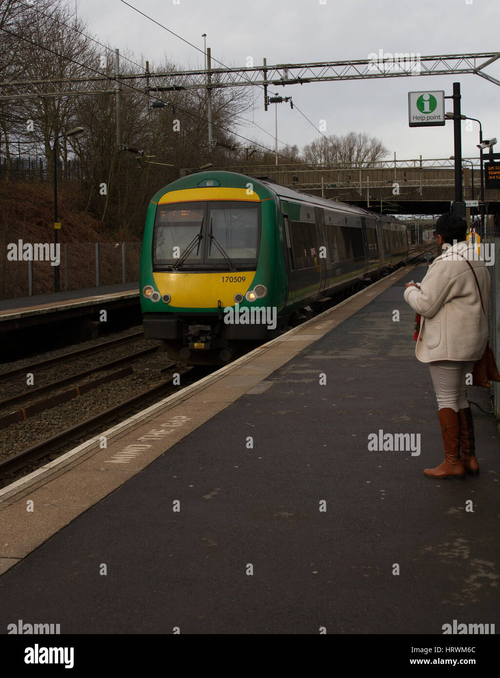 La gare de pont apprivoisés Parkway gare juste à l'extérieur de Birmingham exploité par London Midland avec un passager en attente et train en arrivant. Banque D'Images