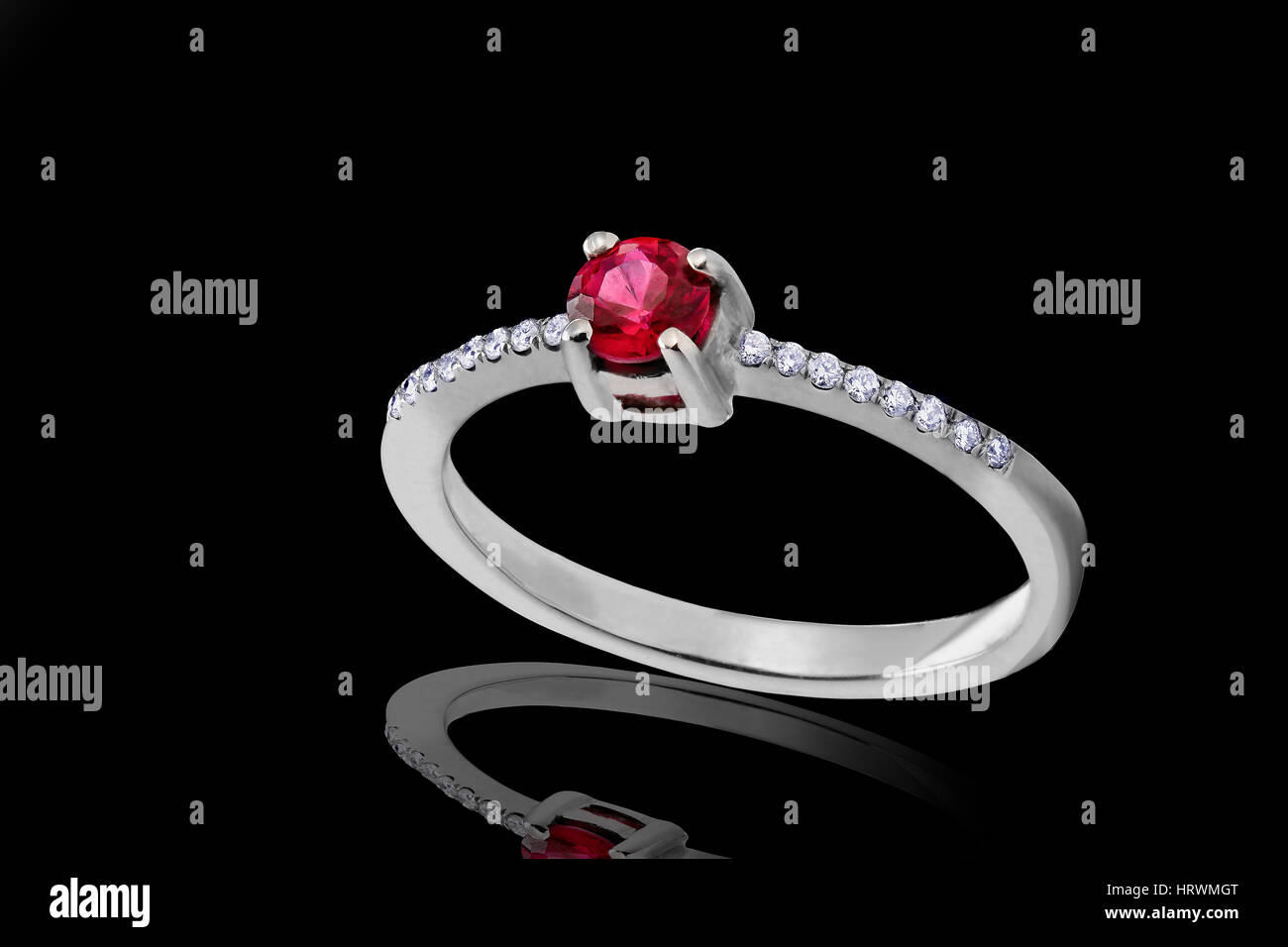 La pierre rouge anneau de diamant Banque D'Images