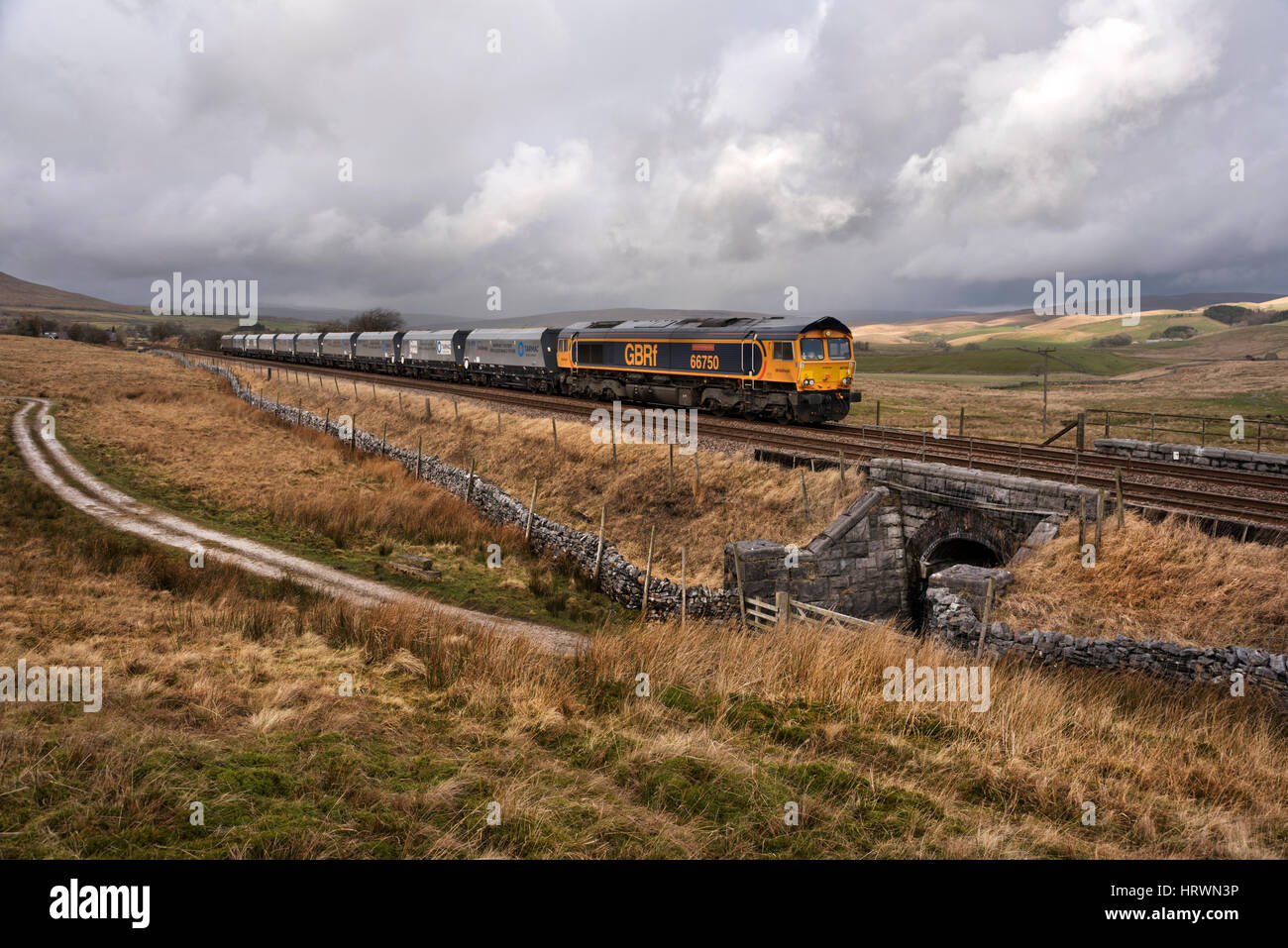 Locomotive classe 66 passant Armoy, tirant un train de pierre Arcow Helwith Carrière, pont, Ribblesdale, Yorkshire Dales National Park, Royaume-Uni Banque D'Images