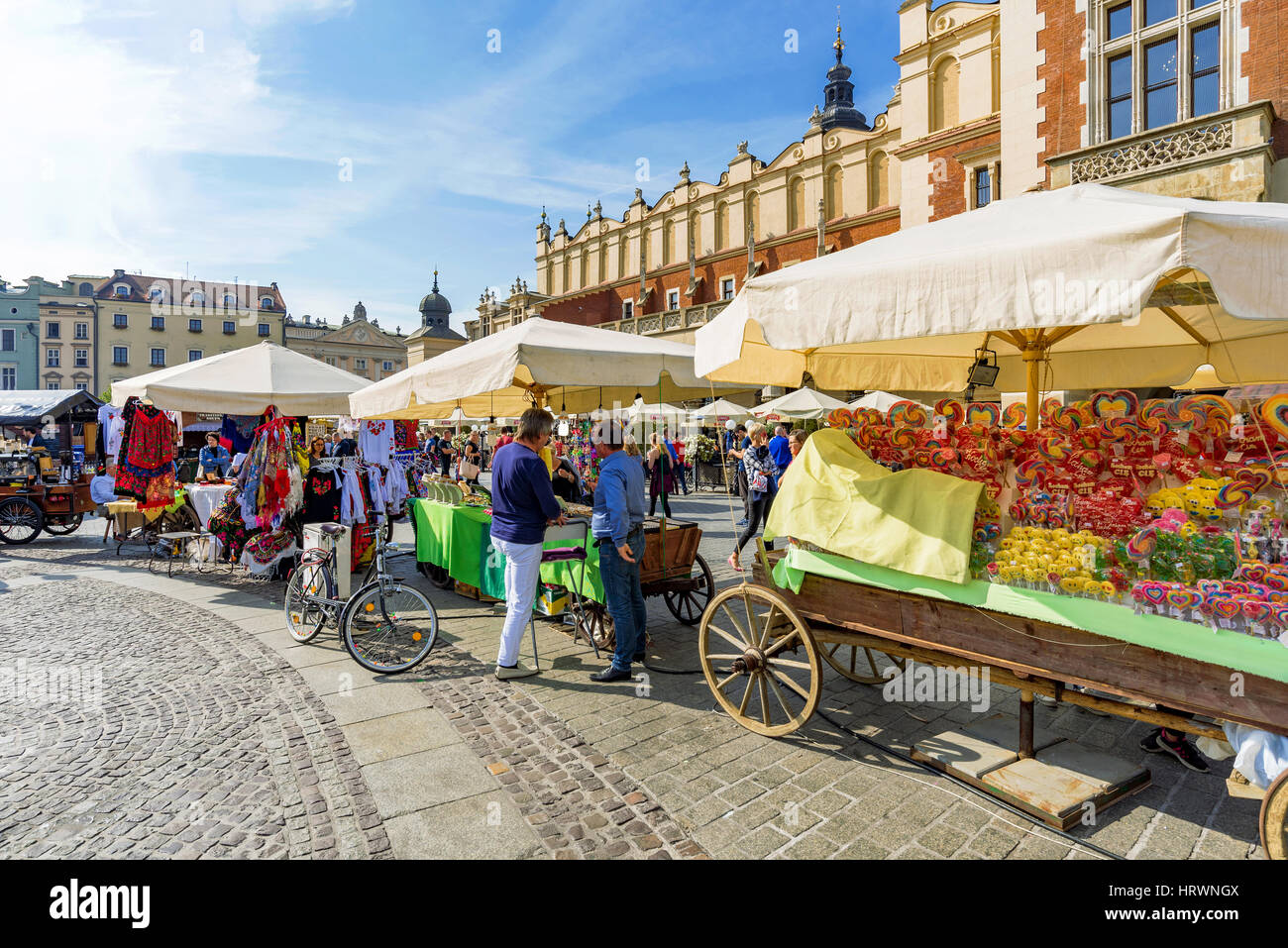 Cracovie, Pologne - 02 OCTOBRE : Ce sont les étals de marché sur la place principale du centre-ville de Cracovie où de nombreux touristes viennent pour acheter des souvenirs le 02 octobre Banque D'Images