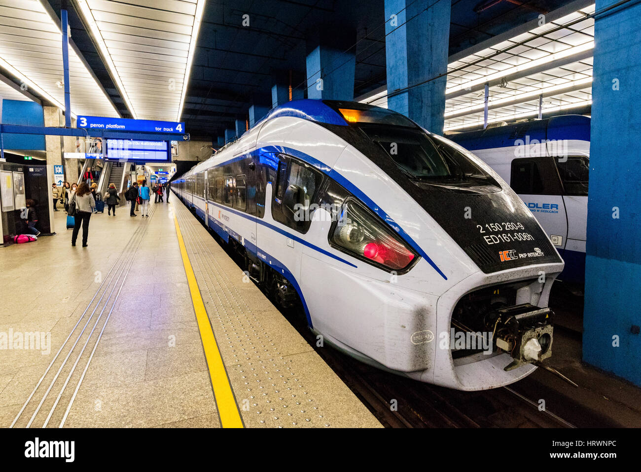 Varsovie, Pologne - 4 octobre : il s'agit d'une plate-forme de train express dans la gare principale de Varsovie qui permet à d'autres villes en Pologne le 4 octobre 20 Banque D'Images