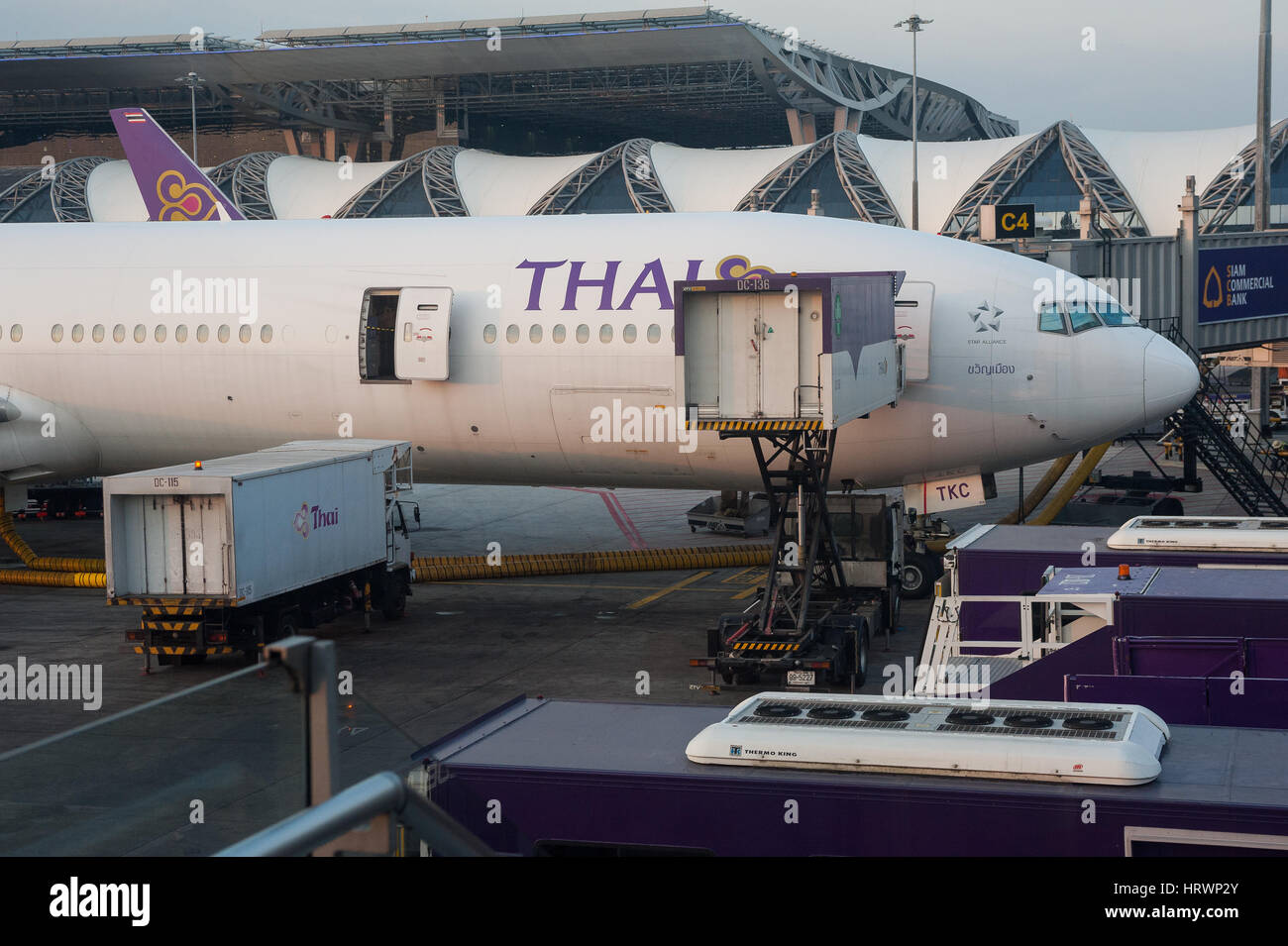 25.01.2017, Bangkok, Thaïlande, Asie - UN Thai Airways avion du passager est parqué sur une porte à l'aéroport de Suvarnabhumi de Bangkok. Banque D'Images