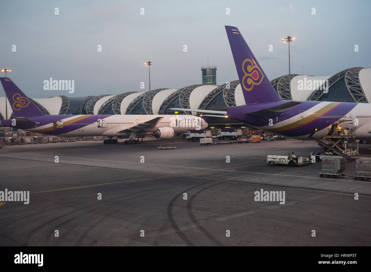 25.01.2017, Bangkok, Thaïlande, Asie - Thai Airways les avions sont garés à une porte à l'aéroport Suvarnabhumi de Bangkok. Banque D'Images