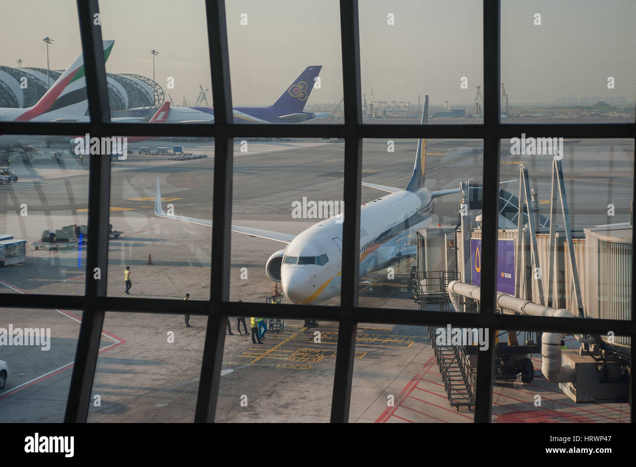08.02.2017, Bangkok, Thaïlande, Asie - les avions de stationnement dans l'aéroport de Suvarnabhumi de Bangkok. Banque D'Images
