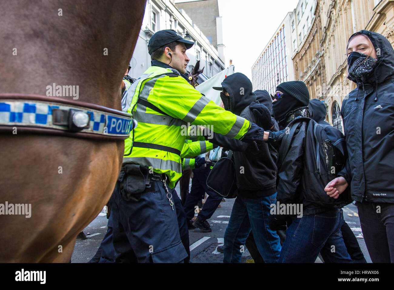 Bristol, Royaume-Uni. 4 mars, 2017. Retenir la police des manifestants anti-fascistes. Il y avait de nombreux des échauffourées entre la police et les manifestants d'extrême-droite et des manifestants anti-fascistes comme la police gardé les deux groupes séparés. Le groupe d'extrême droite protestaient à l'extérieur de Bristol Crown Court à la peine de prison a reçu par Kevin 'bunny' Crehan, pour avoir lancé le bacon dans une mosquée. Crehan mourut en prison en décembre. Bristol, Royaume-Uni. 4e mars 2017. Credit : Redorbital Photography/Alamy Live News Crédit : Redorbital Photography/Alamy Live News Banque D'Images