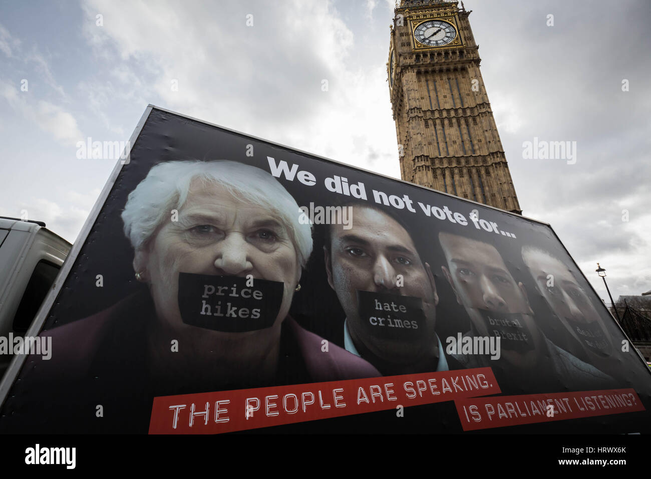 Londres, Royaume-Uni. 4 mars, 2017. Anti-Brexit billboard est conduit autour de Westminster © Guy Josse/Alamy Live News Banque D'Images