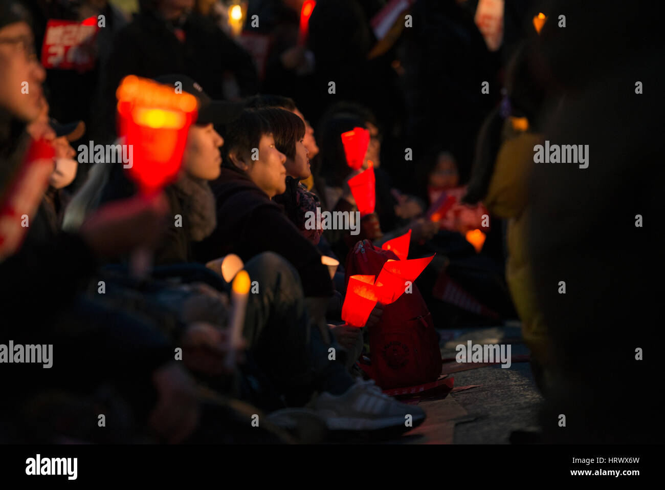 4 mars 2017, Gwanghwamun, Séoul, Corée du Sud. Protestation contre le président Park Geun-hye, le ruban jaune est un symbole de solidarité des disparus de la catastrophe d'un traversier Sewol. Banque D'Images