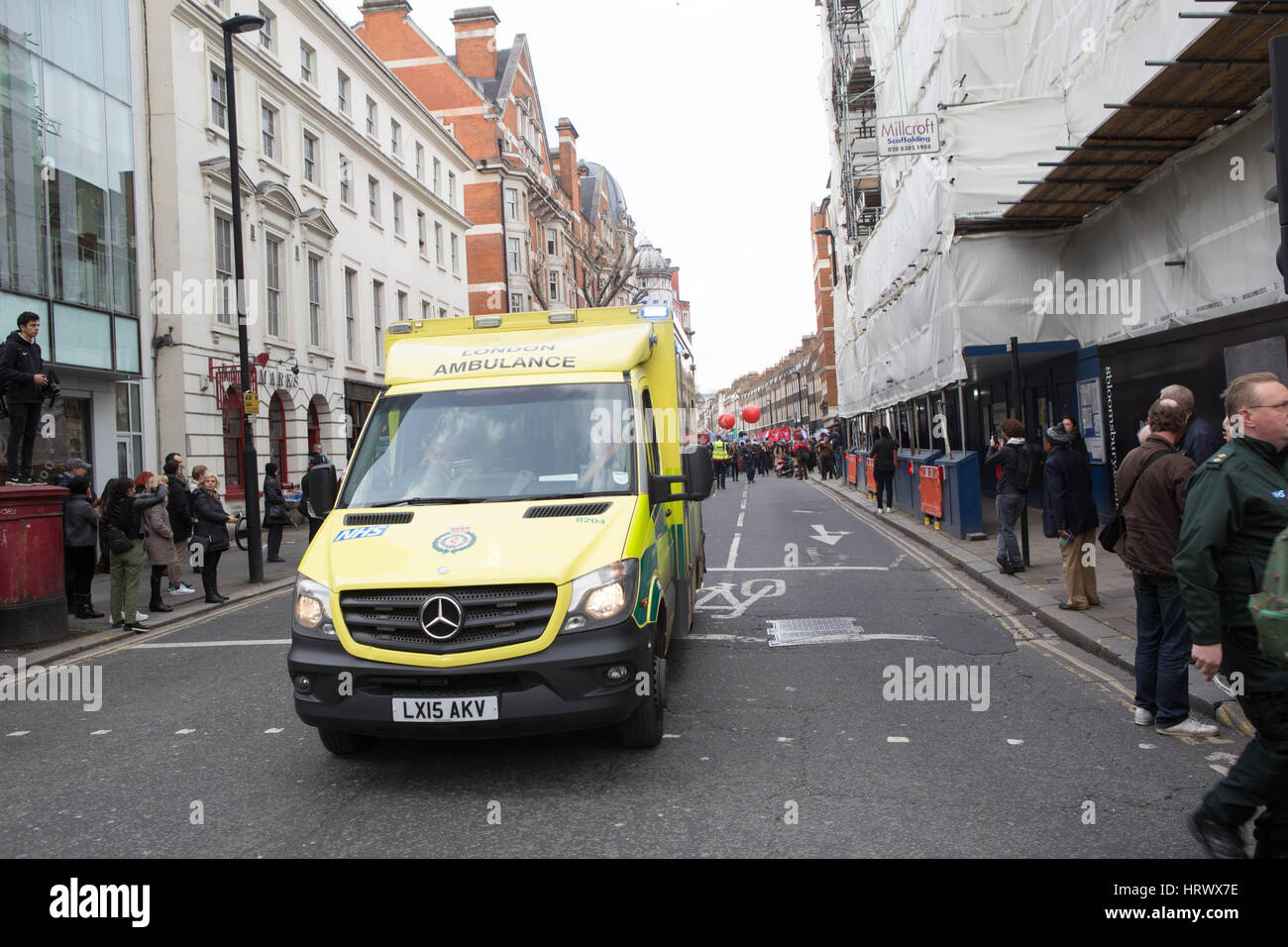 Londres, Royaume-Uni. 4e Mar, 2017. Manifestation nationale pour défendre l'un NHS ambulance sortir en face de la mars près de New Oxford Street Crédit : Brian Southam/Alamy Live News Banque D'Images