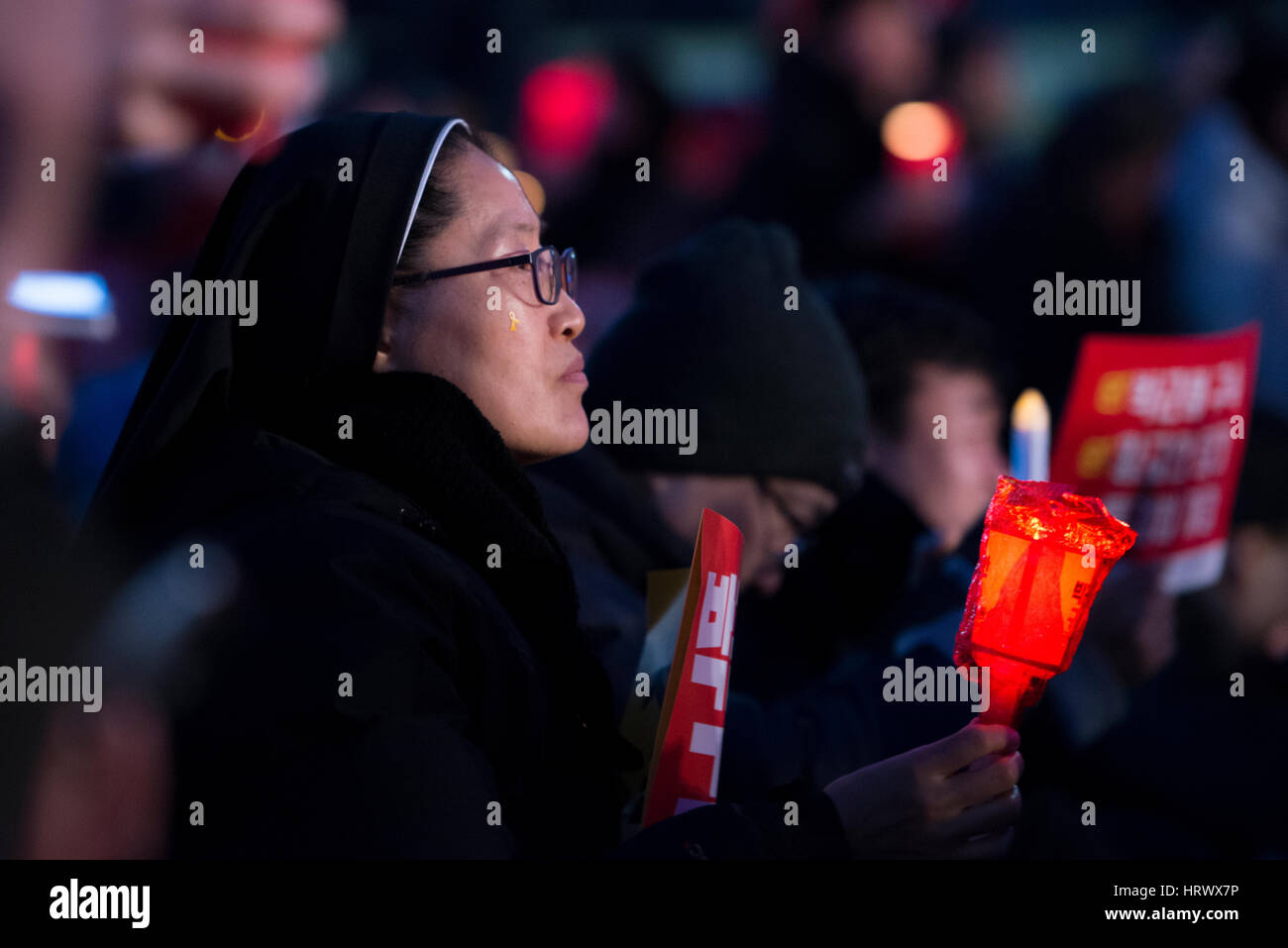 4 mars 2017, Gwanghwamun, Séoul, Corée du Sud. Protestation contre le président Park Geun-hye, le ruban jaune est un symbole de solidarité des disparus de la catastrophe d'un traversier Sewol. Banque D'Images