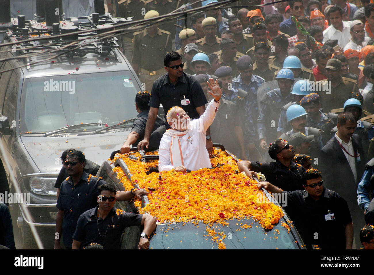 Varanasi, Inde. 4 mars, 2017. Le Premier Ministre indien et Bhartiya Janta Party (BJP) chef Narendra Modi vagues pour partisans pendant une campagne électorale pour 2017 parade des élections à l'Assemblée de l'état à Varanasi, dans le nord de l'état indien de l'Uttar Pradesh, le 4 mars 2017. Modi atteint Varanasi pour diriger les rallyes samedi, pour l'essentiel sondage régional dans la septième et dernière phase de l'élection de l'Uttar Pradesh. (Xinhua/Stringer) Credit : Xinhua/Alamy Live News Banque D'Images