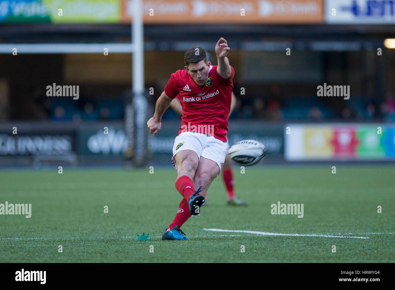 Cardiff, Wales, UK. 08Th Mar, 2016. Ian Keatley de Munster coups au but au cours de la Guinness PRO12 match entre les Cardiff Blues et de Munster au Sport BT Cardiff Arms Park de Cardiff, Pays de Galles, Royaume-Uni, le 4 mars 2017. Photo par Mark Hawkins/composé Crédit : Images Mark Hawkins/Alamy Live News Banque D'Images