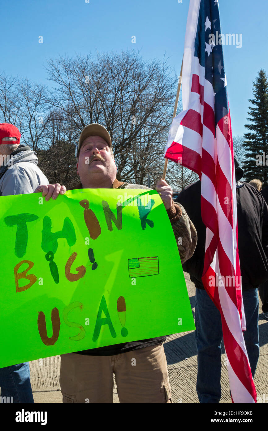 Sterling Heights, Michigan, USA. 4e Mar, 2017. Les partisans du Président Donald Trump lors d'une 'Marche' Trump 4 Macomb Comté (Michigan). Crédit : Jim West/Alamy Live News Banque D'Images