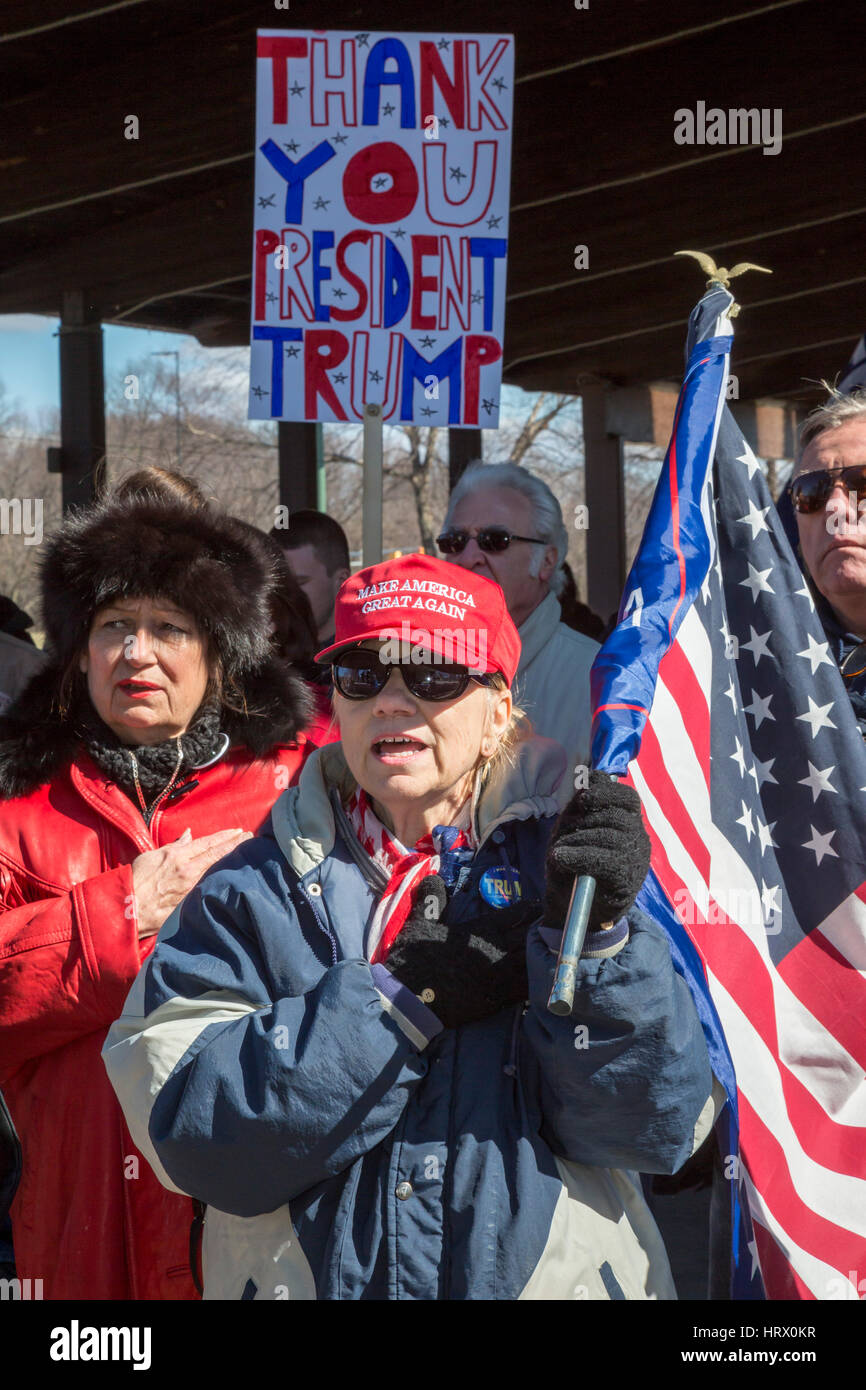 Sterling Heights, Michigan, USA. 4e Mar, 2017. Les partisans du Président Donald Trump lors d'une 'Marche' Trump 4 Macomb Comté (Michigan). Crédit : Jim West/Alamy Live News Banque D'Images