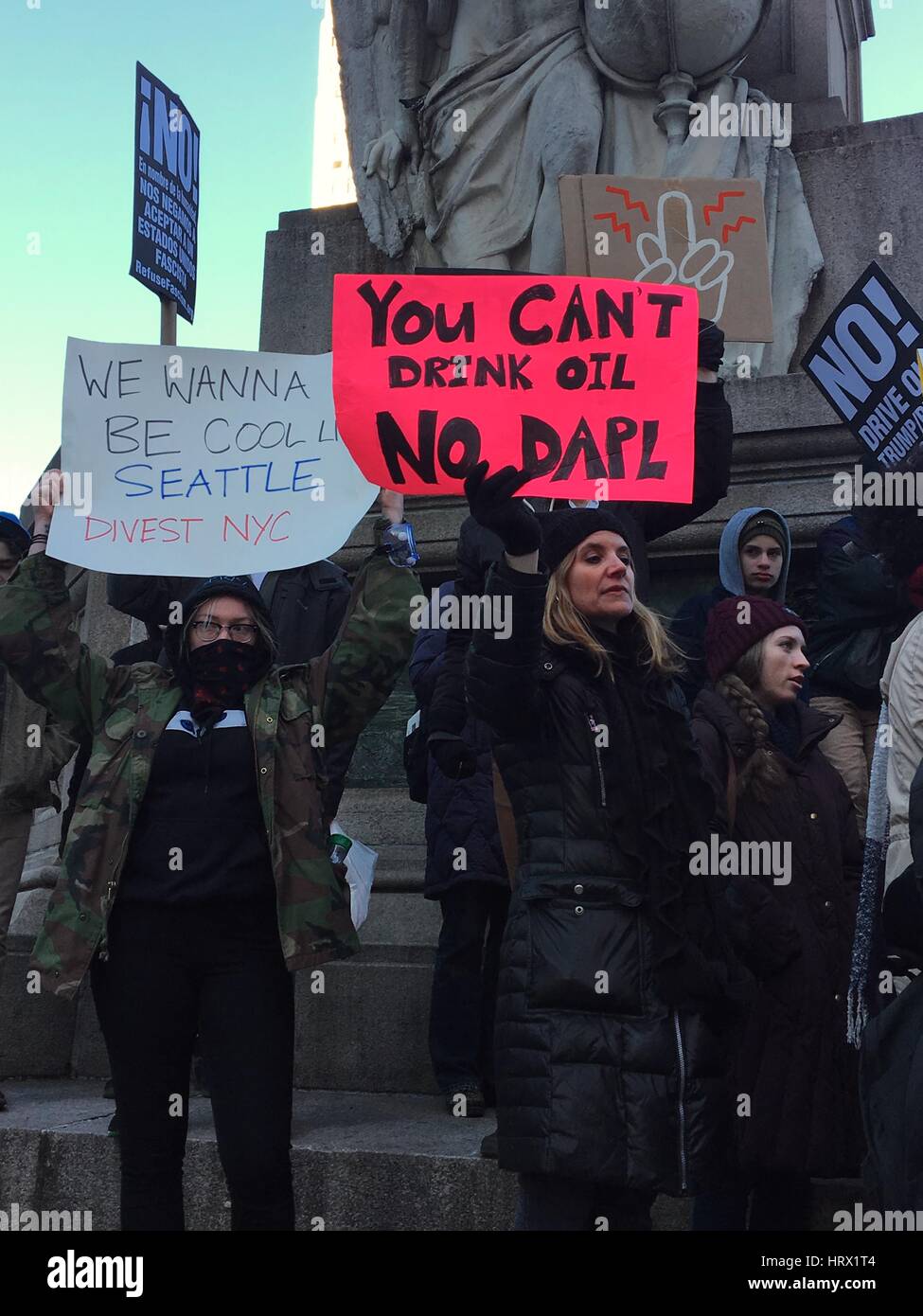 New York, NY, USA. 4e Mar, 2017. Les manifestants rassemblement contre la construction du pipeline d'accès Dakota devant la statue de Christopher Columbus de Columbus Circle et le Trump International Hotel à New York, New York le 4 mars 2017. Rainmaker : Crédit Photo/media/Alamy Punch Live News Banque D'Images