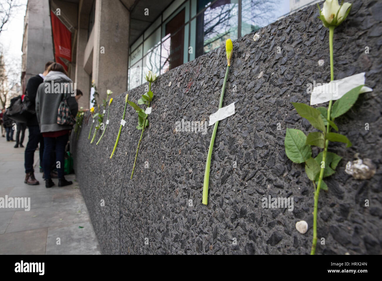 Londres, Royaume-Uni. 4 mars, 2017. Des militants de l'urgence climatique et du Kings College de décorer du Kings College de Londres avec des fleurs et des arbres dans le cadre d'une protestation exigeant que KCL céder à partir de combustibles fossiles, d'investir dans les énergies renouvelables et cesser l'interdiction et la suspension d'élèves pour des activités politiques. Banque D'Images