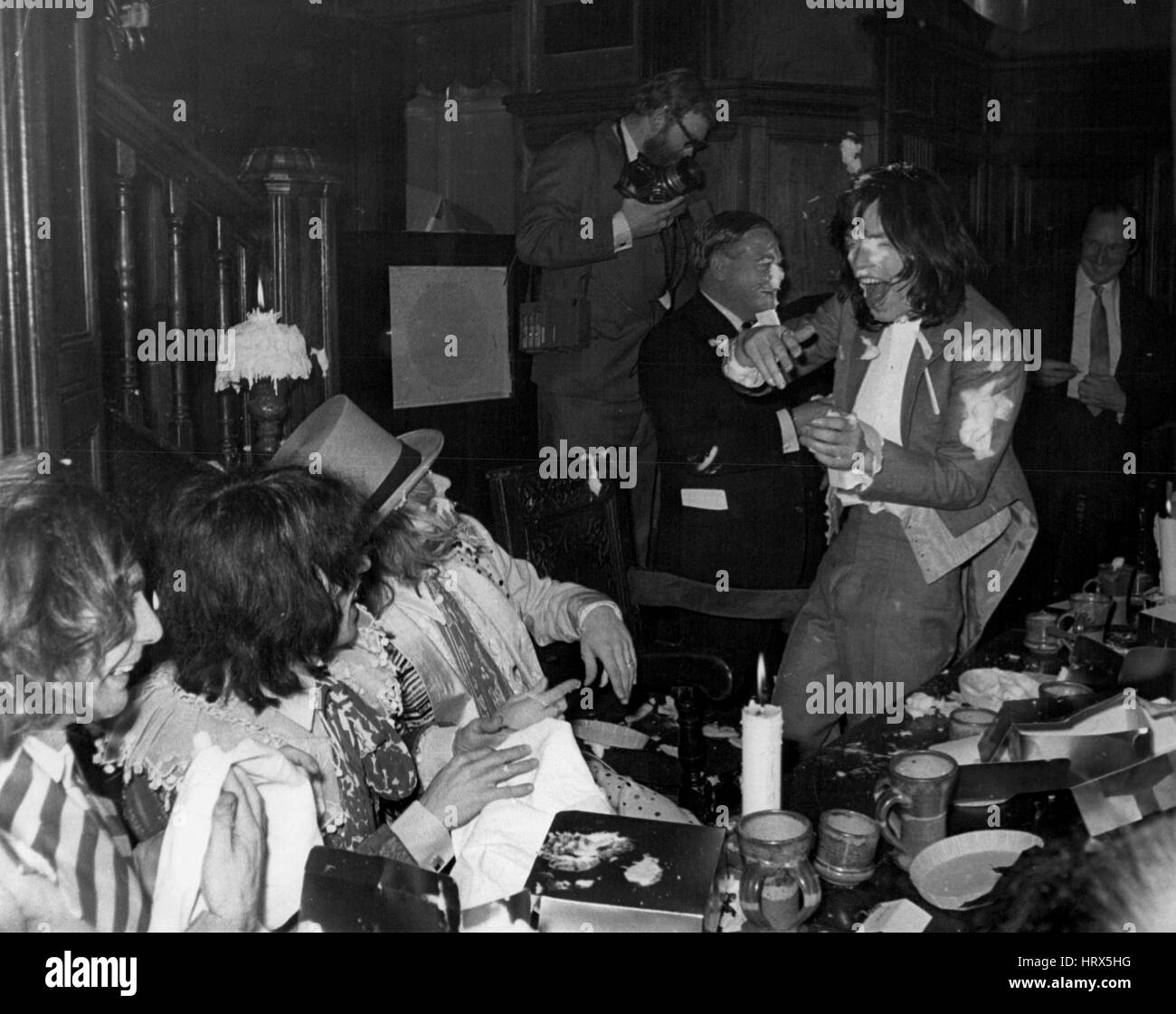 05 déc., 1968 - Tarte à la crème des Beggars Banquet donné par les Rolling Stones. Les Rolling Stones a tenu aujourd'hui un p572, avec dessert, etc., pour partouze dont un certain nombre de journalistes de la télévision, d'amis folk et al, ont été invités, à l'époque élisabéthaine, chambre hôtel Queensgate, Gore, le banquet a été arrondi avec une crème anglaise pie bataille. Photo montre : Rolling Stone Mick Jagger, sur la droite, de s'amuser pendant la custard pie jeter aujourd'hui. (Crédit Image : © Keystone Press Agency/Keystone USA par ZUMAPRESS.com) Banque D'Images