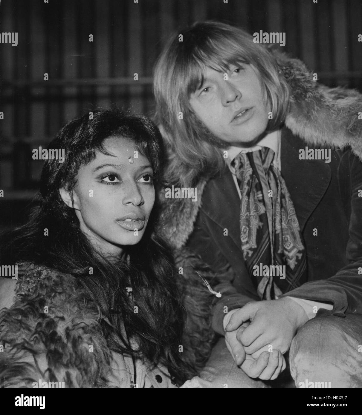 Juillet 07, 1969 - Brian Jones retrouvé mort : Brian Jones, qui a récemment quitté les Rolling Stones groupe pop, a été retrouvé mort début aujourd'hui à sa piscine en plein air à son &pound;30 000 pays accueil à Hartfield, Sussex. Il est soupçonné d'avoir trouvé la mort au cours d'un bain de minuit, apparemment à la suite d'une crise d'asthme. Photo montre Brian Jones est photographié avec modèle américain Donyale Luna pendant le tournage de leur émission de télévision intitulée ''Rolling Stones'' Rock 'n' Roll Circus Show à Intertel studios, Wembley. (Crédit Image : © Keystone Press Agency/Keystone USA par ZUMAPRESS.com) Banque D'Images