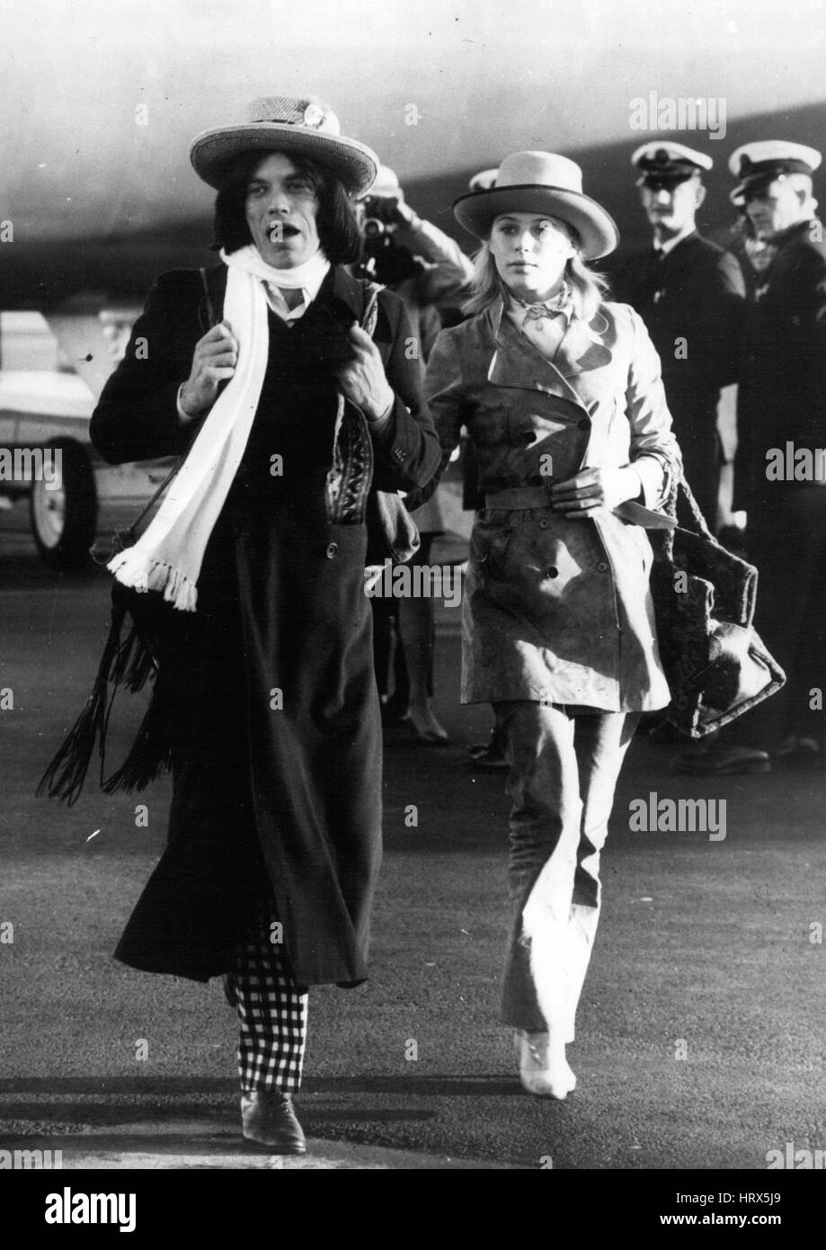 Juillet 08, 1969 - Juillet 8th, 1969 Mick Jagger à Sydney Ã¢â€" Rolling Stone Mick Jagger, le port de sortie, un maxi-manteau marron longueur en damier noir et blanc sur un pantalon évasé, un foulard Isadora blanc autour du cou, un chapeau de paille, champ noir, bottes en cuir italien et les sac à main sur son épaule, photographié lorsqu'il est arrivé à l'aéroport de Sydney, accompagné de sa petite amie Marianne Faithfull. Jagger est arrivé à jouer le rôle du film de l'countryÃ¢â€ hors-héros populaire, Ned Kelly. (Crédit Image : © Keystone Press Agency/Keystone USA par ZUMAPRESS.com) Banque D'Images