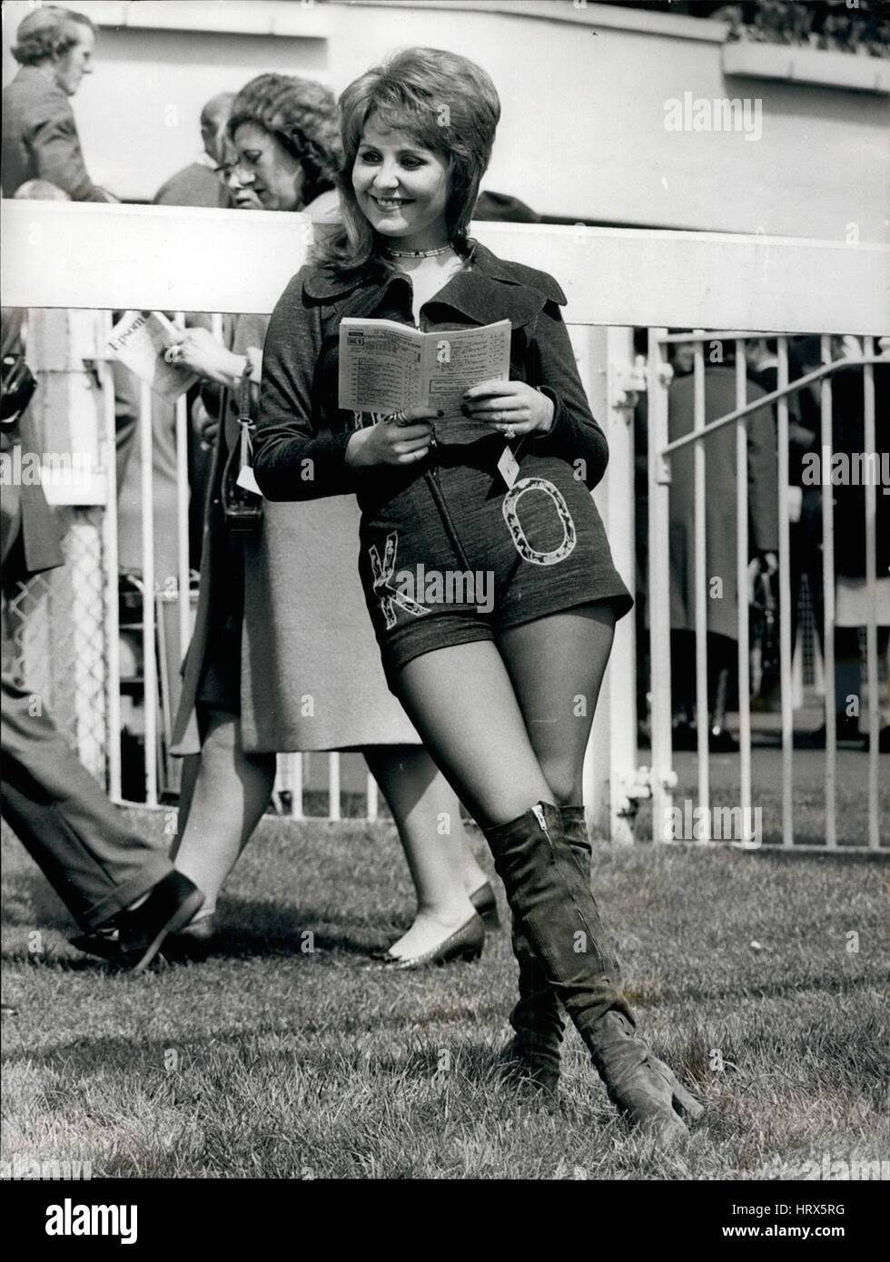 20 avril 1971 - 20 avril 1971 Courses à Epsom Ã¢â€" sous forme d'études de Lulu. Photo : Keystone montre l'un des visiteurs de la réunion de printemps à Epsom aujourd'hui, fut le célèbre chanteur pop Lulu, vu ici à shorty femme. (Crédit Image : © Keystone Press Agency/Keystone USA par ZUMAPRESS.com) Banque D'Images