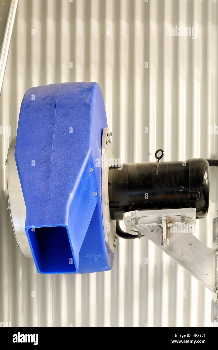 Le ventilateur dans un lave-autos moderne pour éliminer l'eau de la surface extérieure d'une voiture, au cours du séchage. Banque D'Images