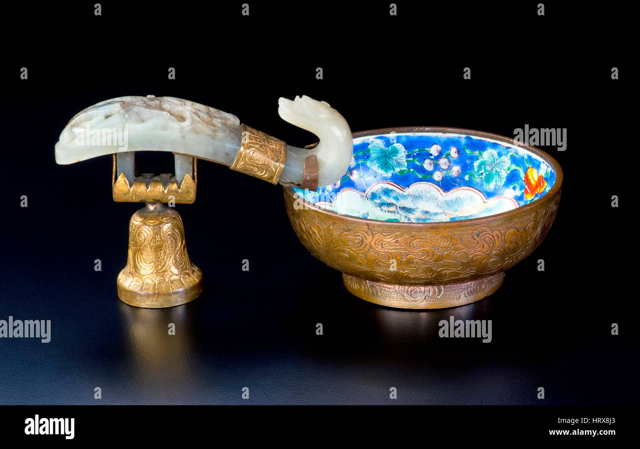 Chinois du 19e siècle, jade blanc et or cloisonné brosse de la rondelle. Banque D'Images