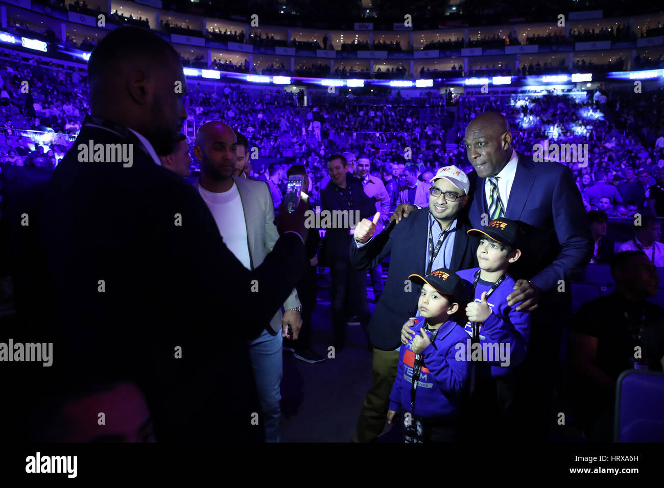 Boxeur à la retraite Frank Bruno a sa photographie prise avec les fans à l'O2. Banque D'Images