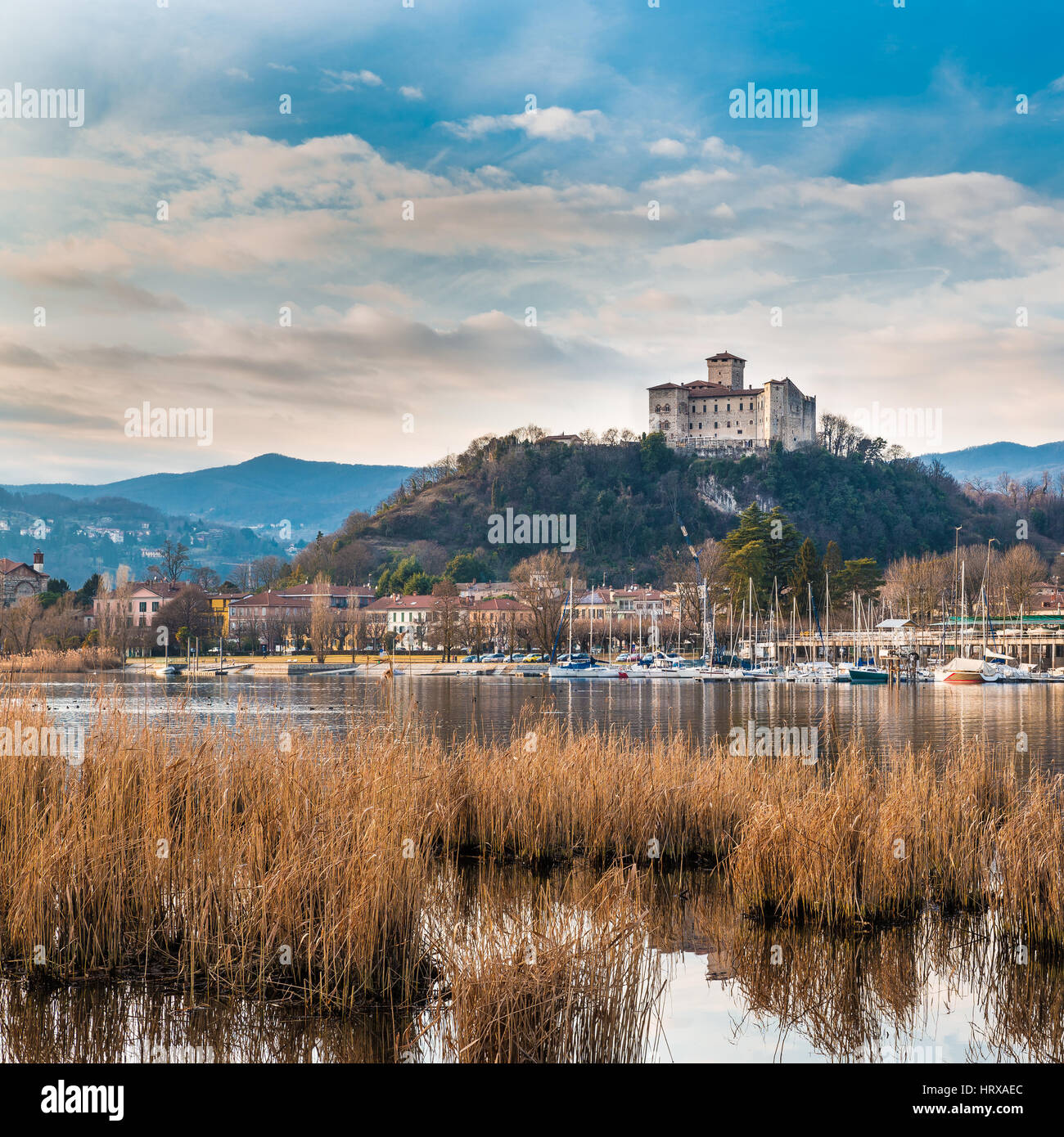 Le Lac Majeur, Angera, Italie. Paysage du petit village d'Angera et de la forteresse médiévale Borromea au coucher du soleil Banque D'Images