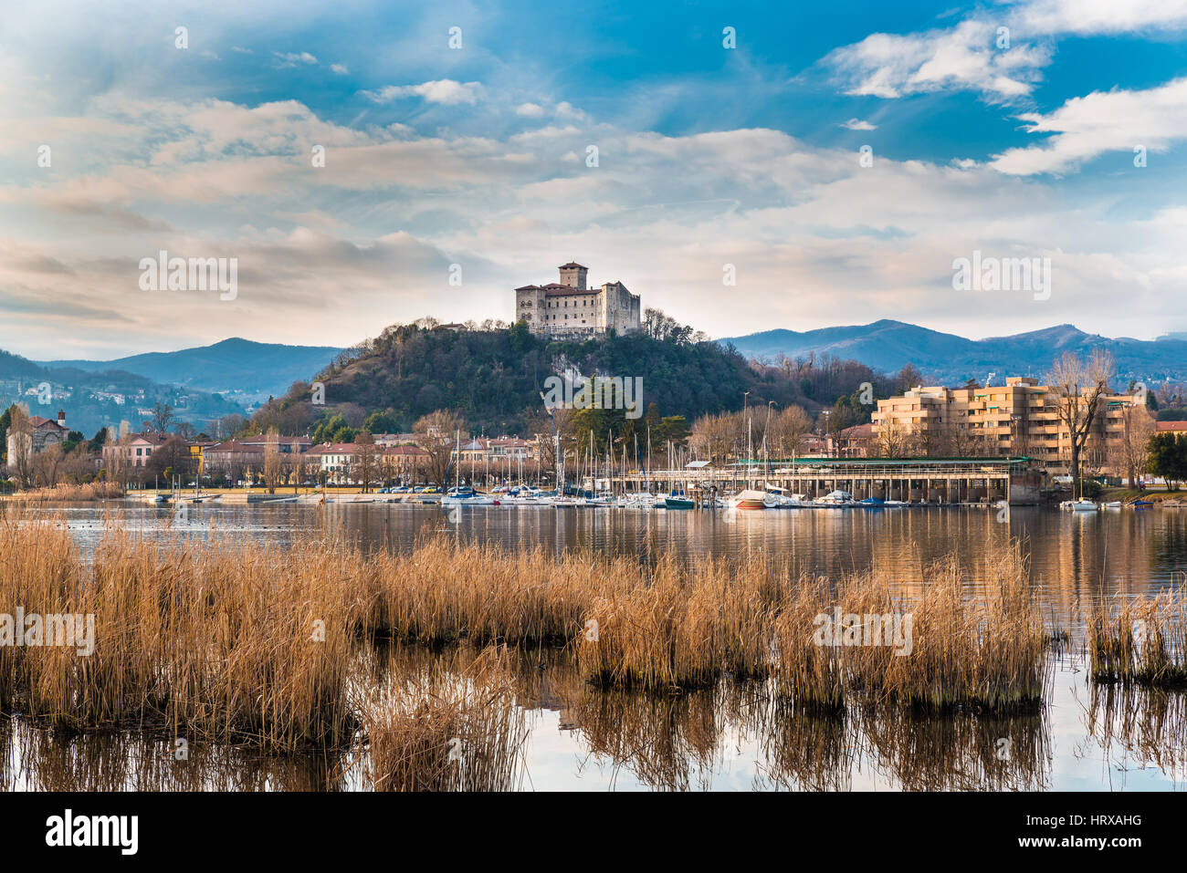 Le Lac Majeur, Angera, Italie. Paysage du petit village d'Angera et de la forteresse médiévale Borromea au coucher du soleil Banque D'Images