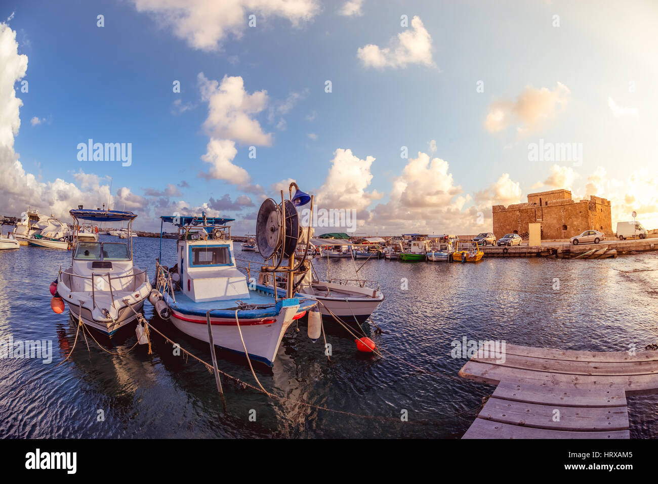 Bateaux au port de Paphos avec le château en arrière plan. Chypre. Banque D'Images