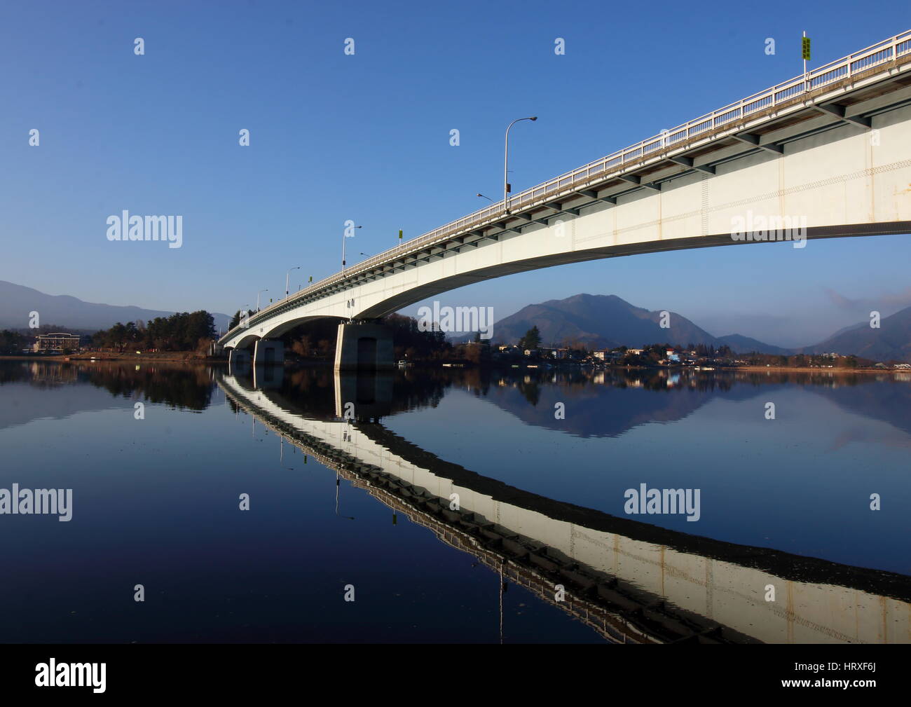 Lac Kawaguchi Ohashi Pont et son image miroir sur le lac Kawaguchi, Yamanashi, Japon Banque D'Images
