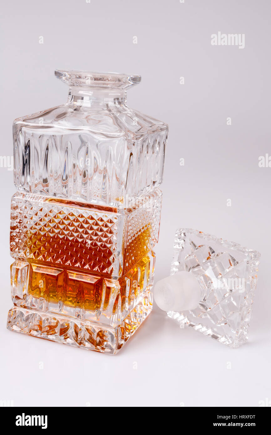 Belle bouteille en verre Whisky, rhum, bourbon, cognac, brandy, verrerie,  retro set Photo Stock - Alamy