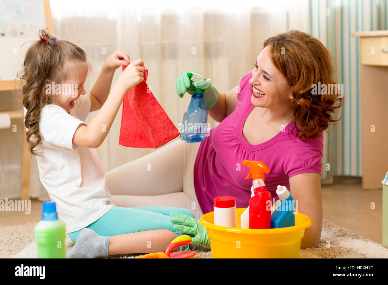 Mère avec enfant chambre de nettoyage et d'avoir du plaisir Banque D'Images