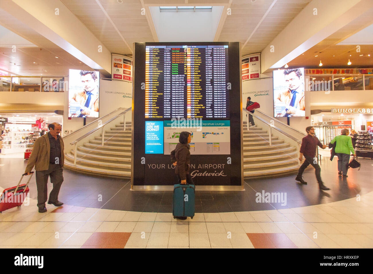 L'information de vol de la carte d'affichage, de l'aéroport Gatwick de Londres, Angleterre, Royaume-Uni. Banque D'Images