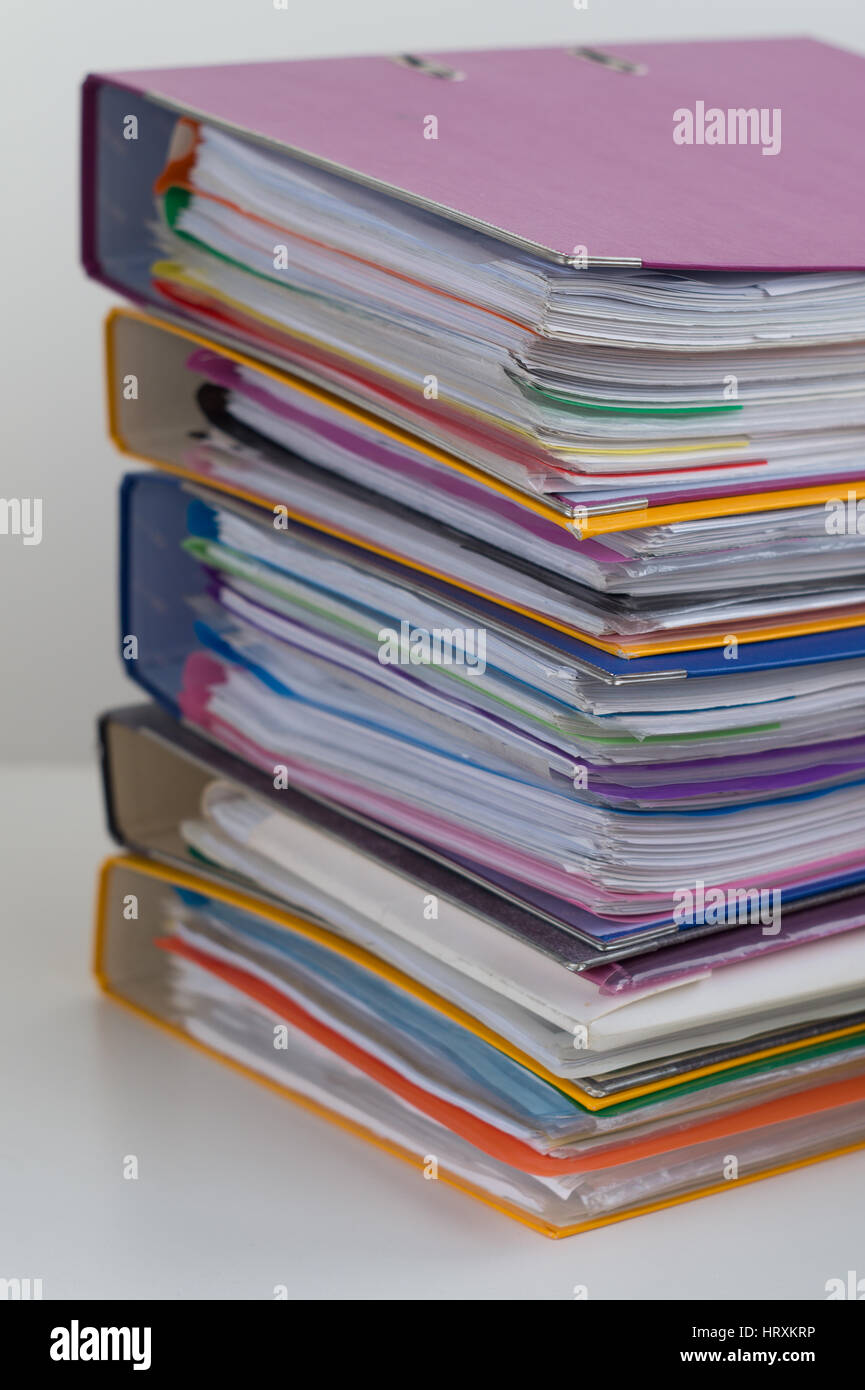 Plusieurs dossiers multicolores avec des documents empilés dans une pile sur la table. Close-up Banque D'Images