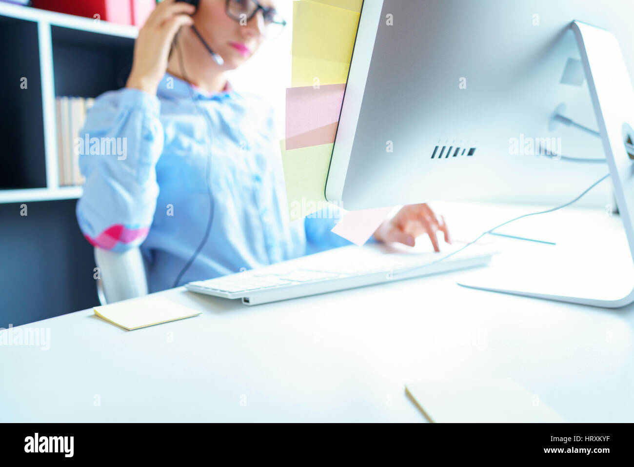 Portrait de femme travaillant dans un centre d'appel. Service à la clientèle Banque D'Images