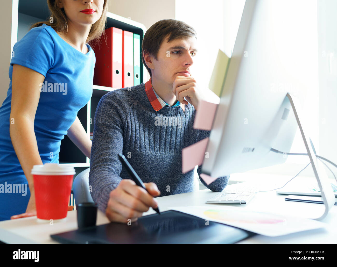 Belle jeune femme et l'homme travaillent à domicile bureau - concept d'affaires moderne Banque D'Images