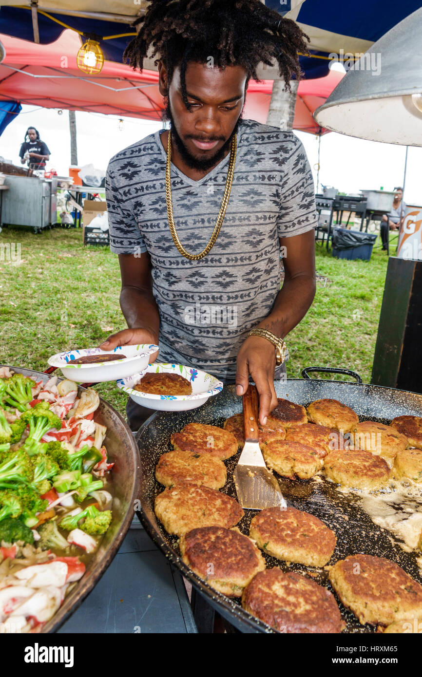 Miami Beach Florida, week-end art déco, festival communautaire, vendeurs stall stands stand stands marché, stall, cuisine de rue, fruits de mer, beignets de crabe, Blac Banque D'Images