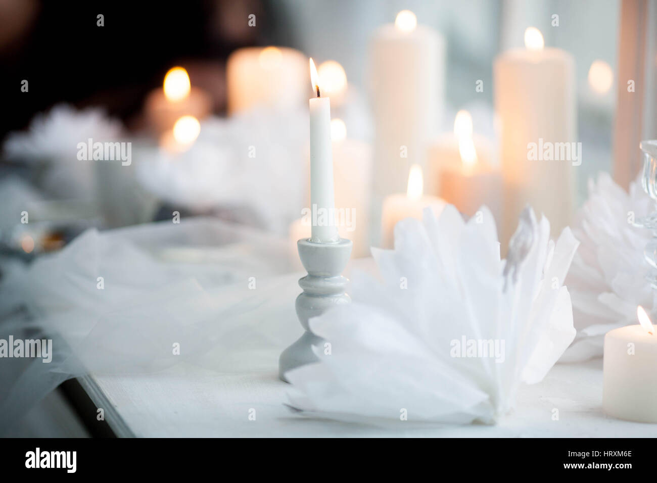 Les bougies blanches dans un chandelier sur un fond de bougies. Romance Banque D'Images
