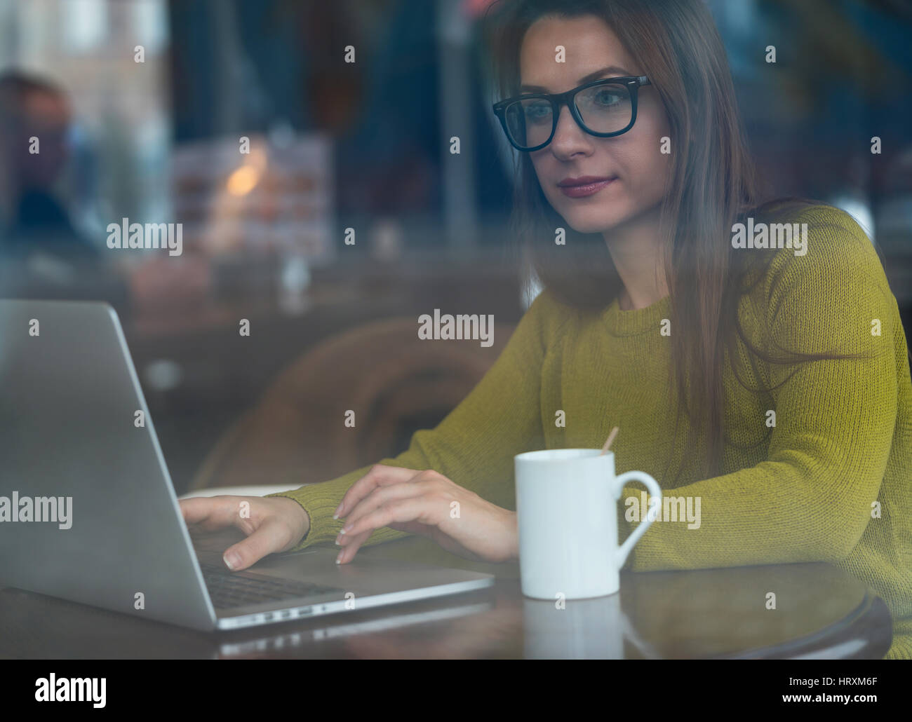 Belle jeune femme travaillant dans un café - concept d'affaires moderne Banque D'Images