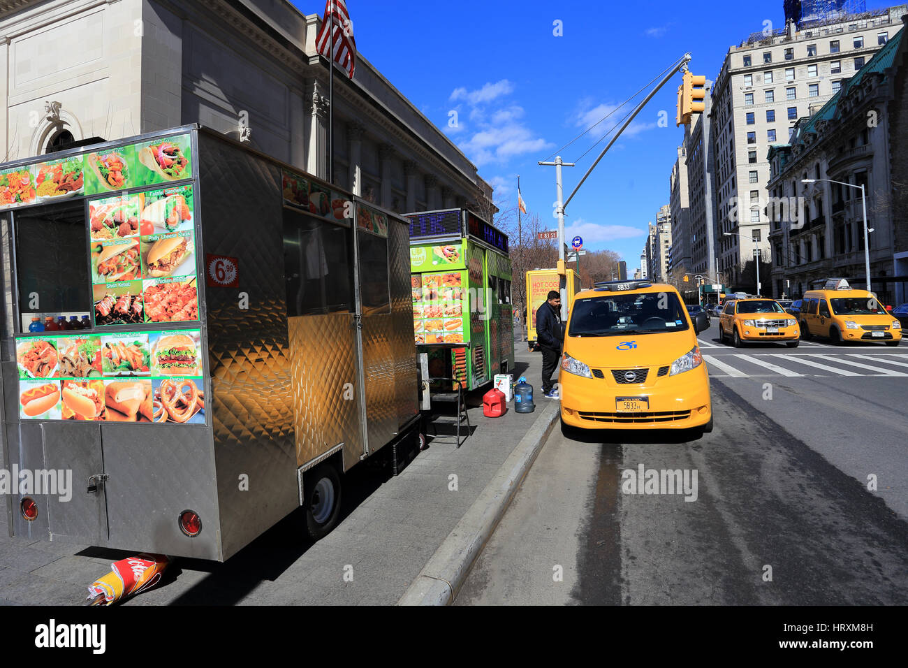 Chariots et des taxis dans de du Metropolitan Museum of Art 5e Avenue New York City Banque D'Images