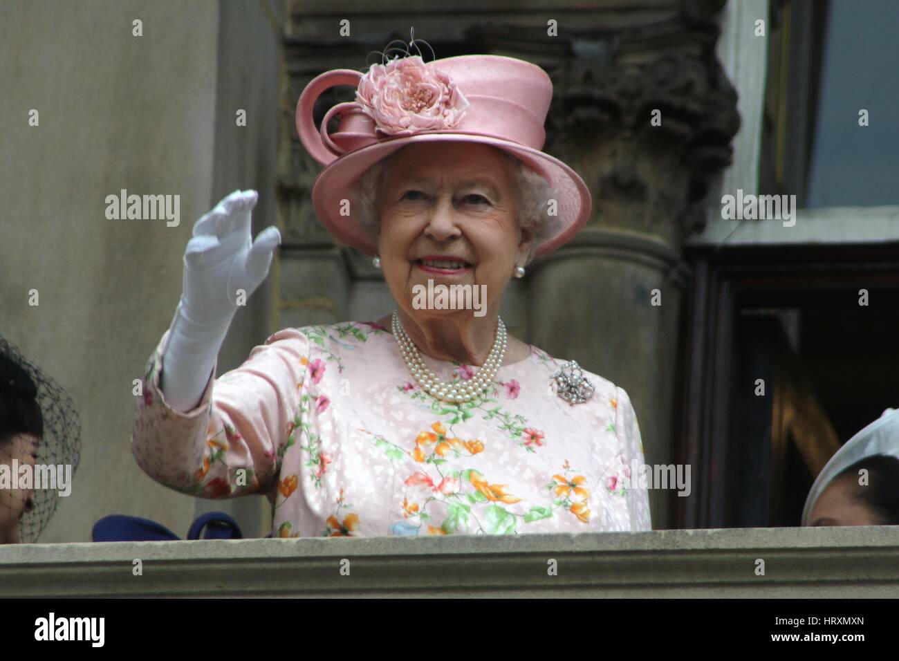 Sa Majesté la Reine Elizabeth II et Son Altesse Royale le duc d'Édimbourg visiter Liverpool, Merseyside. Ils arrivent sur le train royal à la gare de Liverpool Lime Street 2016 Banque D'Images