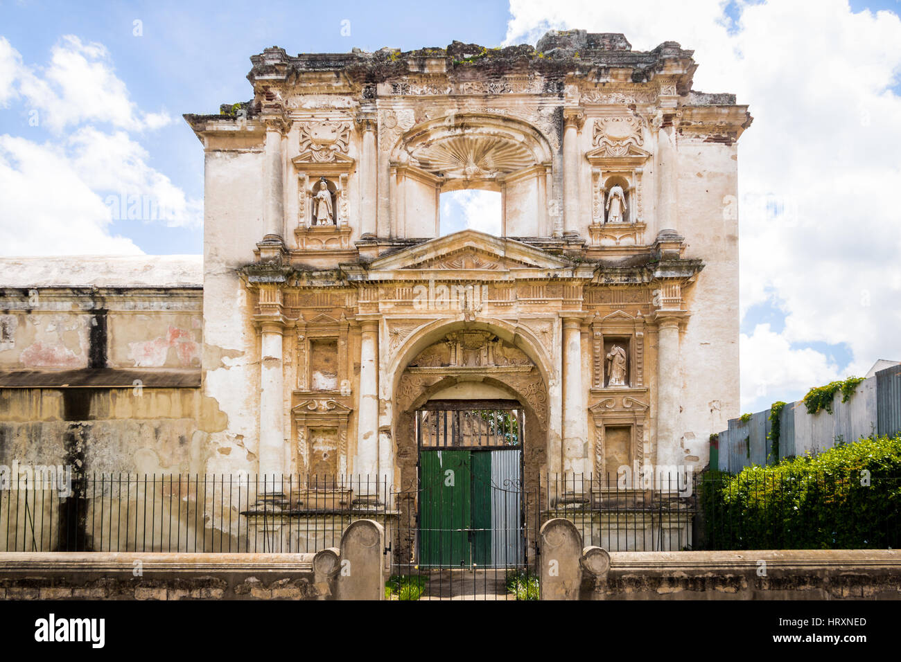 Façade de l'église en ruine - Antigua, Guatemala Banque D'Images