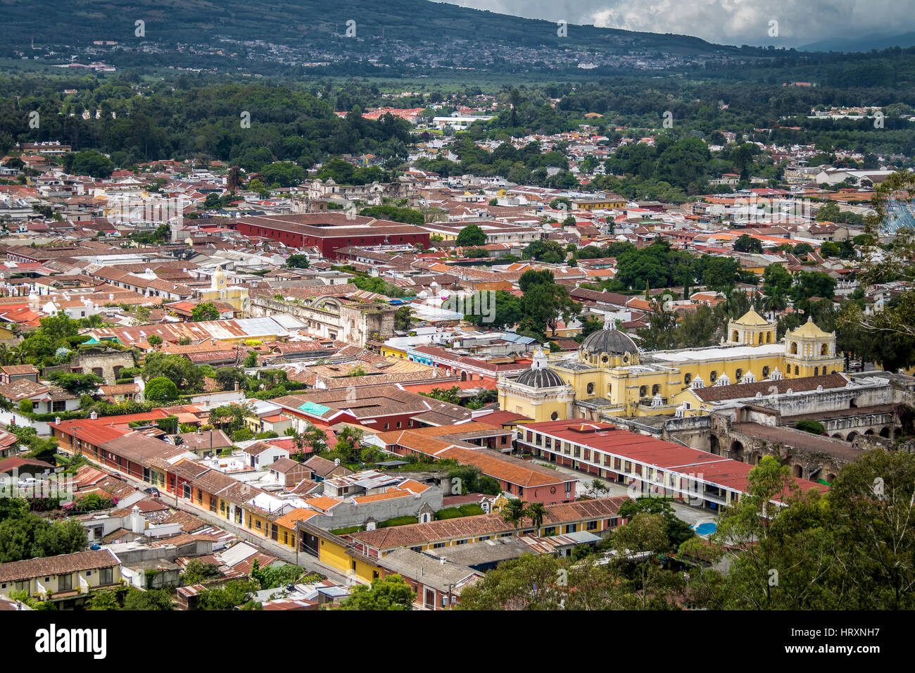 Vue sur la ville d'Antigua au Guatemala du Cerro de La Cruz Banque D'Images