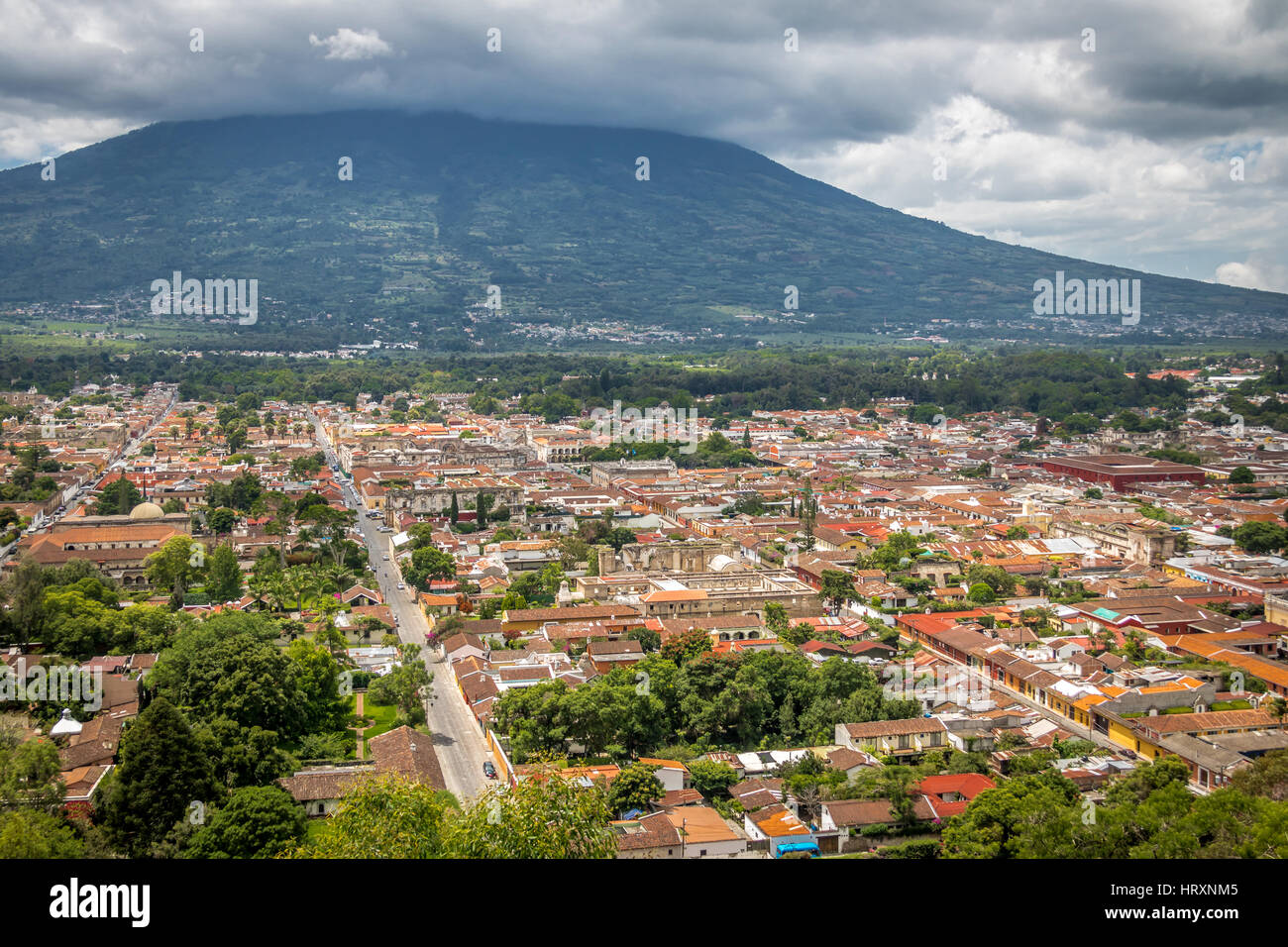 Vue sur la ville d'Antigua au Guatemala du Cerro de la Cruz avec volcan Agua en arrière-plan Banque D'Images