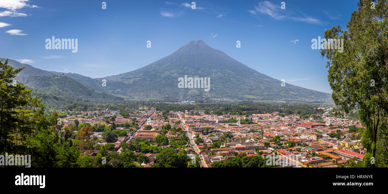 Vue panoramique vue aérienne de Antigua Guatemala volcan Agua avec en arrière-plan Banque D'Images