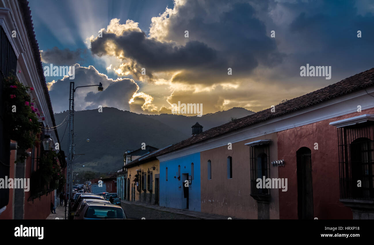 Coucher de soleil sur les bâtiments coloniaux - Antigua, Guatemala Banque D'Images