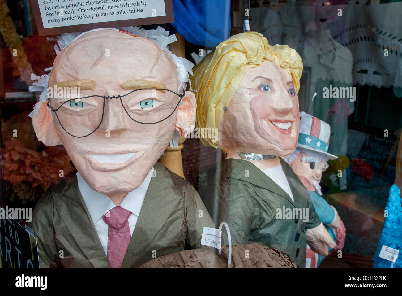 Bernie et Hillary pinatas en vente sur Valencia Street dans le quartier de Mission à San Francisco, Californie. Banque D'Images
