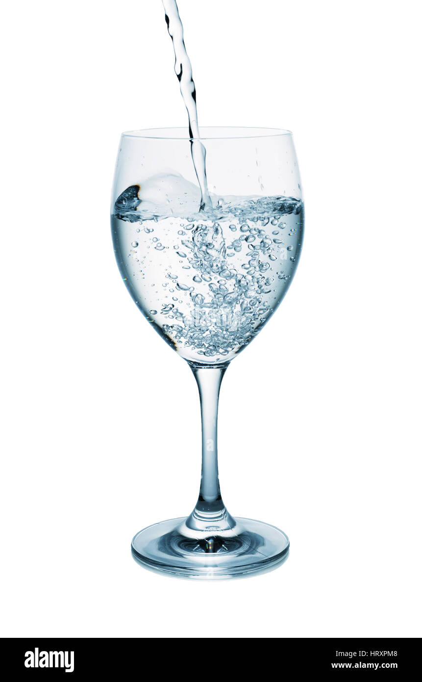 Verser de l'eau fraîche dans un verre isolé sur fond blanc Banque D'Images