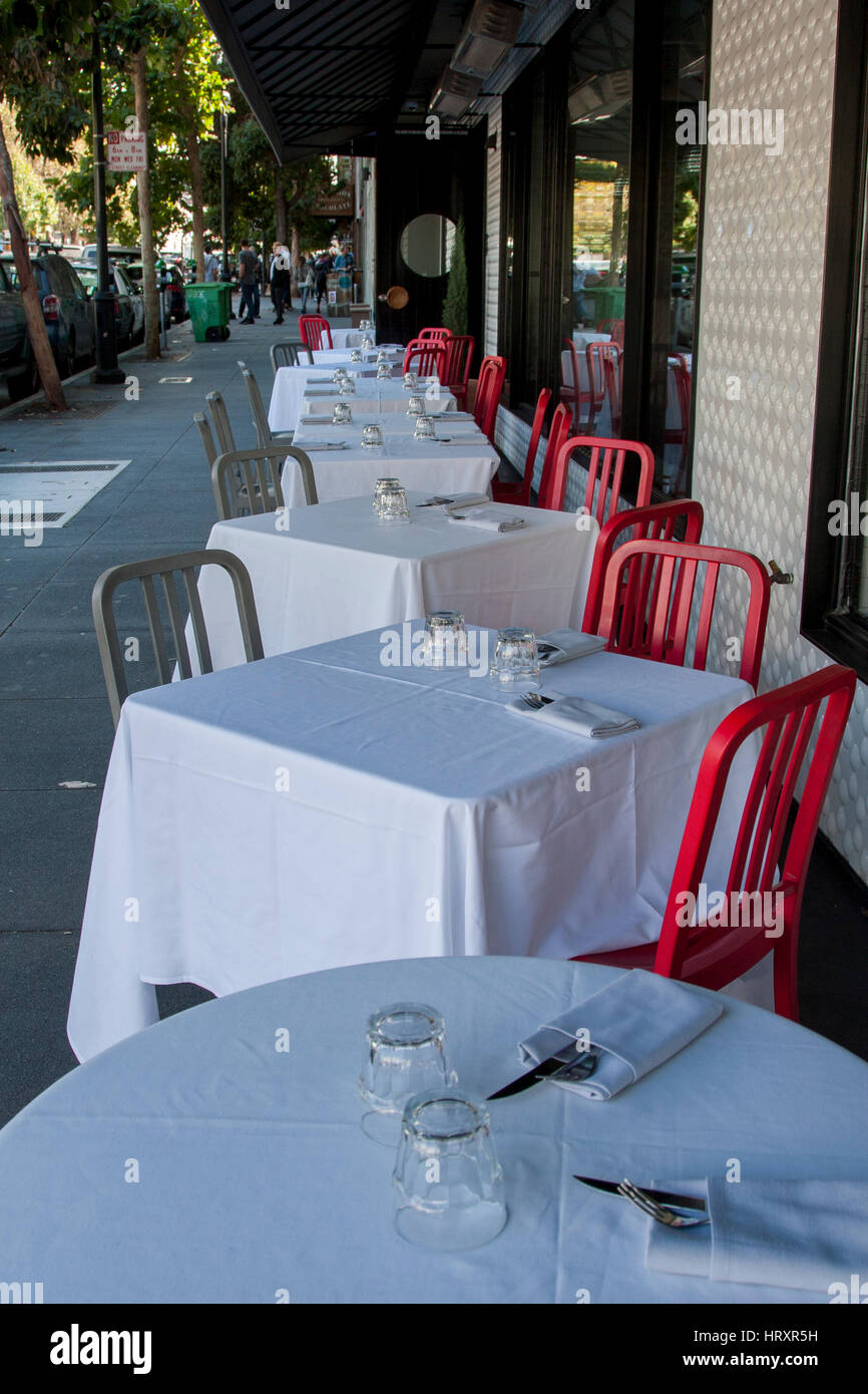 Tables de trottoir dans un restaurant sur la rue de Valence dans le quartier de Mission à San Francisco, Californie. Banque D'Images