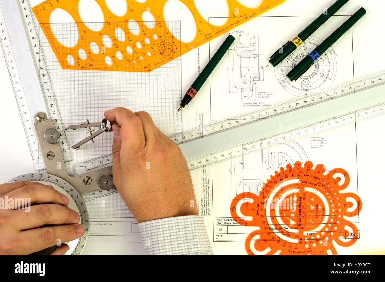 Faire ingénieur projet immobilier sur planche à dessin Banque D'Images